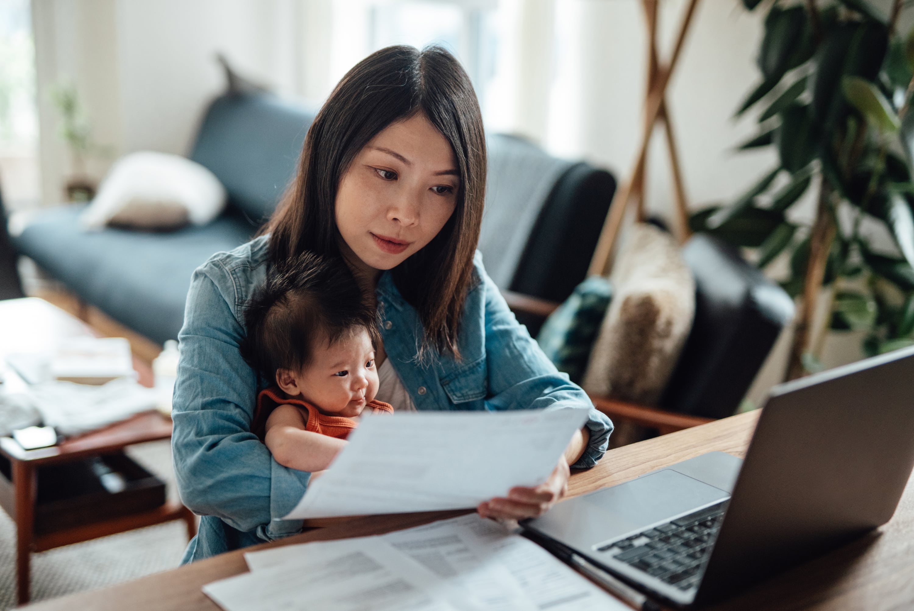 https://www.moneycrashers.com/wp-content/uploads/2011/01/mother-working-with-baby.jpg